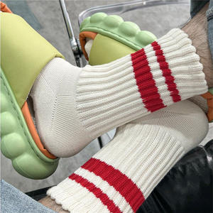 Vente en gros <span class=keywords><strong>BAS</strong></span> quantité minimale de commande Chaussettes de sport à rayures côtelées blanches et avec logo personnalisé à <span class=keywords><strong>bas</strong></span> prix - Product Image 2