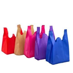 Bolsa de tela no tejida personalizada, reciclable, biodegradable y reutilizable, estilo camiseta, con asa de parche para empaque de regalos - Product Image 4