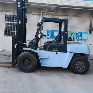 Montacargas Hyster Diésel de 6 Toneladas, 4x4, Mástil de Tres Etapas, Centro de Carga de 500 mm, Uso en Plantas de Manufactura - Product Image 2