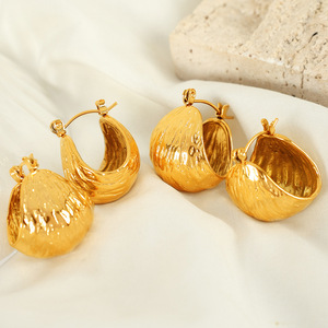 Boucles d'oreilles Huggie en or, forme de lune, motif géométrique ondulations d'eau, pour femme, usage quotidien - Product Image 2