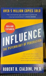 Livre Influence : La psychologie de la persuasion de Robert B. Cialdini, livre de psychologie d'affaires et de développement personnel en anglais, à vendre - Product Image 4