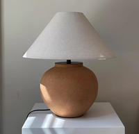 Lampe de table en céramique de style Wabi Sabi avec texture en terre cuite et abat-jour en lin