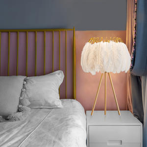 Lámpara de mesa de <span class=keywords><strong>plumas</strong></span> de lado de <span class=keywords><strong>cama</strong></span> decorativa de lujo para dormitorio de estilo nórdico europeo para sala de estar - Product Image 2
