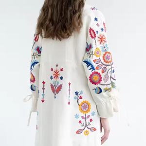 Vestido de Lino Blanco de Diseño Moderno con Bordado Floral, Vestido Holgado de Verano para Mujer - Product Image 4