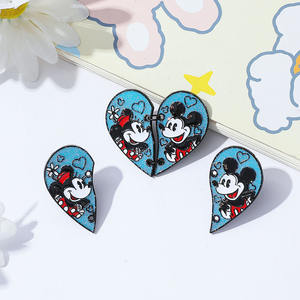 Broche creativo de Mickey Mouse de Anime, insignia de Metal bonita en forma de corazón con chapado en oro, accesorios de ropa impresos digitales grabados - Product Image 3