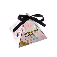 Großhandel Papierdruck Logo Individuelle Kleine Hochzeitsgeschenk-Pyramiden-Papiergeschenkbox mit Schleifenband