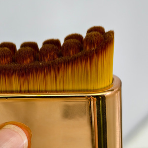 Brosse de massage lymphatique dorée pour le visage, conçue ergonomiquement pour s'adapter parfaitement à la peau, idéale pour le drainage lymphatique et la massage à sec. - Product Image 4