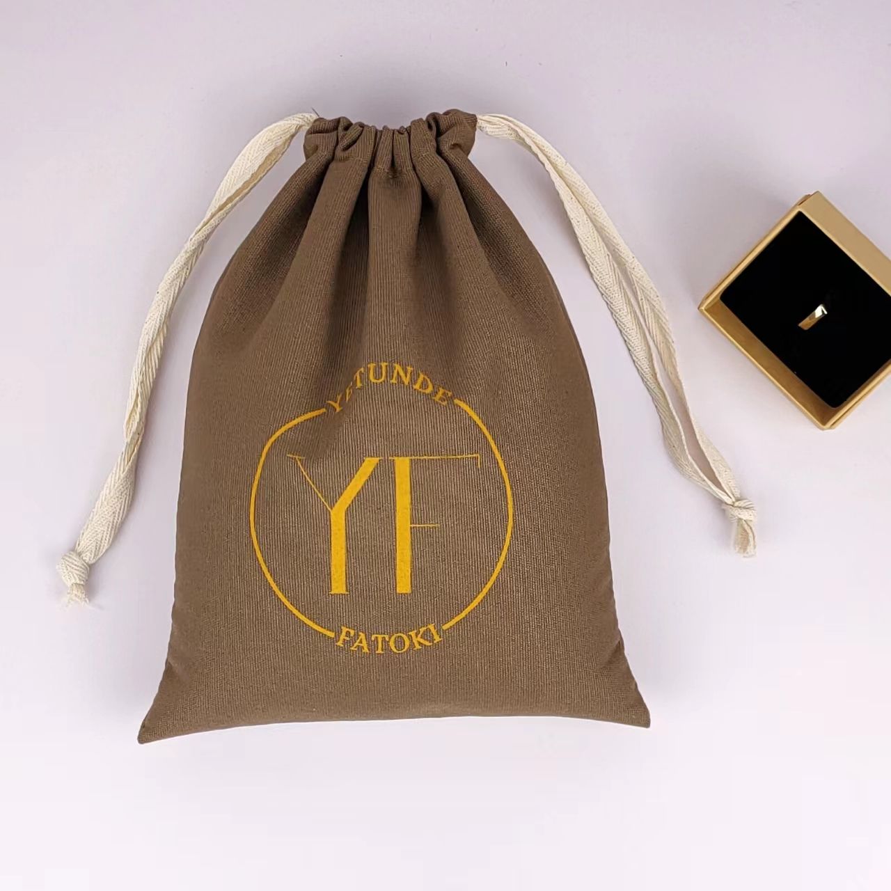 สีน้ำตาล