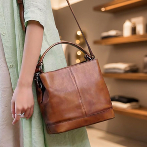 Bolso de Mano de Cuero Genuino Hecho en India con Correa Cruzada 3L+, Artesanía Ecológica Duradera, Moderno, Ligero y Personalizado para Viajes - Product Image 1
