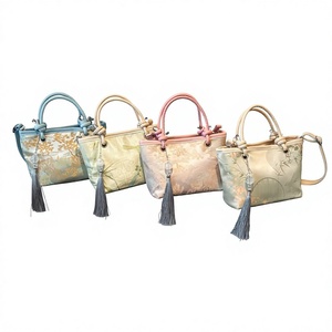 Colección Primavera 2025: Nuevo Bolso Cubo de PU Bordado Estilo Chino para Mujer, Único con Toque Occidental, de Hombro/Mano - Product Image 1