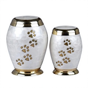 Urne funéraire élégante et polie pour animaux de compagnie, pour préserver les souvenirs des animaux bien-aimés, par Axiom Home Accents, au design classique - Product Image 1