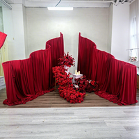 Support de cadre en forme de vague personnalisé de luxe DKB Crafts et décoration de rideau en tissu drapé rouge pour cérémonie de mariage