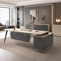 Scrivania Direzionale Moderna a L con Finitura Effetto Legno, Tavolo per Manager con Cassetti e Mobile Laterale per Progetti d'Ufficio
