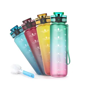 La migliore bottiglia d'acqua motivazionale Tritan Fruit Plastic vendita calda 32oz con accessori per infusore per tè Sport Gym 2 pezzi sostenibile