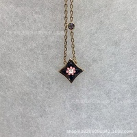 Kalung Bunga Berujung Runcing Bentuk Berlian Emas V Kelas Atas untuk Wanita, Elegan, Motif Semanggi Berdaun Empat, Rantai Bambu Cangkang Putih Merah Muda