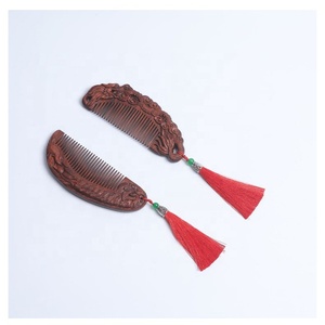 ชุดของขวัญหวีแต่งงานลายมังกรฟีนิกซ์แบบจีนสุดหรู หวีไม้จันทน์แดงแบบดั้งเดิม ของชำร่วยงานแต่งงาน - Product Image 4