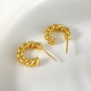 Listos para Enviar: Pendientes de Aro CC de Cuerda Trenzada Chapados en Oro, Impresionantes y Modernos, para Mujer - Product Image 1