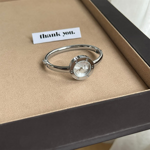 Nuovo Orologio <span class=keywords><strong>da</strong></span> <span class=keywords><strong>Donna</strong></span> <span class=keywords><strong>Vintage</strong></span> 2026, Semplice Orologio a Bracciale Dorato, Stile Alla Moda, Individualista, Romantico e Trendy di Alta Gamma - Product Image 3