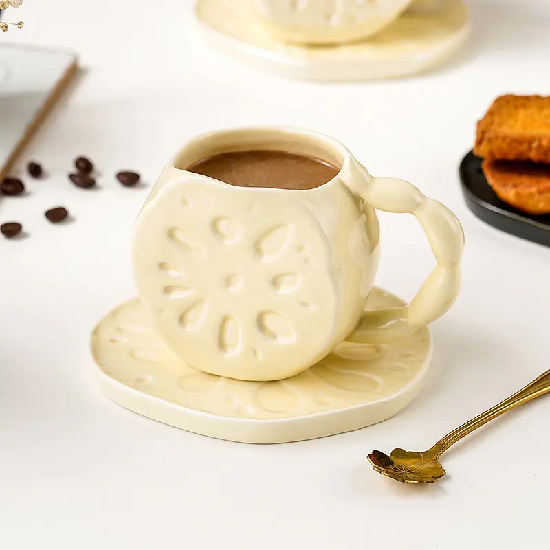 منتج جديد مجموعة قهوة خفيفة فاخرة جميلة مبتكرة محظوظة بجذور زهرة اللوتس من السيراميك كوب هدية على الموضة الوطنية