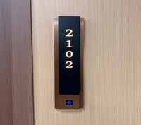 Plaque de porte électronique LED rétroéclairée personnalisée de luxe pour hôtel et école, avec numéro de chambre, système de sonnette DND, en acrylique moderne