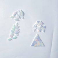 Mini mosaïques de verre en forme de feuille blanche irisée 3mm d'épaisseur Design moderne résistant à l'eau écologique pour bricolage artisanat scolaire en vrac