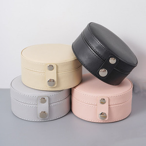 Boîte à bijoux portable en cuir, forme ronde, boîte de rangement pour bijoux, boîte organisatrice de bijoux personnalisée - Product Image 4