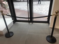 Système de barrières suspendues en acier/métal sur mesure avec contrôle par boule de guidage pour événements hôteliers