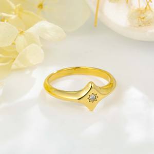 Bague en Acier Titane Bicolore Or & Argent avec Diamant Éclatant - Bijou Minimaliste de Luxe Léger pour le Quotidien - Product Image 3