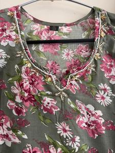 ชุดสัลวาร์ คามีซผ้าฝ้ายสำหรับผู้หญิง สีเทา พิมพ์ลายดอกไม้ ความยาวปานกลาง สไตล์โมเดิร์น สำหรับงานปาร์ตี้หรือใส่ลำลอง ทรงปกติ แห้งเร็ว เหมาะสำหรับฤดูร้อน - Product Image 2