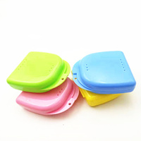 Boîte de rangement portable en plastique pour prothèses dentaires, appareils orthodontiques et aligneurs transparents avec trous de ventilation