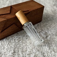 Flacon pulvérisateur de parfum cylindrique en verre de 10 ml, rechargeable, avec atomiseur et couvercle en bois, pour crème visage et soin de la peau, diffuseur à bâtonnets inclus