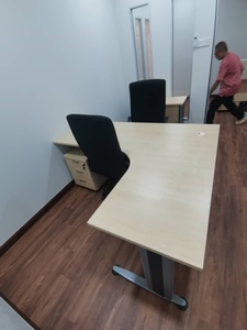 Kurumsal alanlar için J ofis masası profesyonel ofis mobilyaları ile şık L şekli Metal bacak - Product Image 6