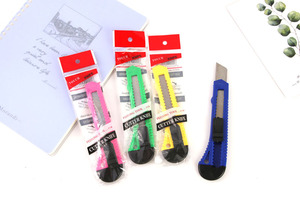 Cutter utilitaire rétractable en plastique <span class=keywords><strong>4</strong></span> <span class=keywords><strong>couleurs</strong></span>, lame de 18 mm à rupture rapide, léger, pour la maison, le bureau et l'école - Product Image 6