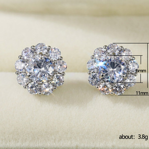 Orecchini a Perno con Cristalli a Forma di Fiore per Donne, Eleganti e Delicati Accessori Floreali alla Moda per Uso Quotidiano - Product Image 5