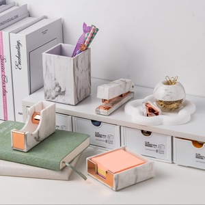 Set di Cancelleria Tutto-in-Uno in Acrilico, Vassoio per Post-it, Dispenser Magnetico per Graffette, Portapenne e Matite, Set Decorativo da Scrivania - Product Image 1