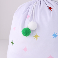 Adorable sac à cordon de serrage avec motif d'étoiles multicolores, parfait pour contenir des cadeaux de Noël, des bonbons et des jouets.