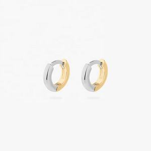 Ensemble de boucles d'oreilles Huggie Hoop en argent sterling 925 plaqué or 14 carats bicolore à couches minimes bicolores - Product Image 3