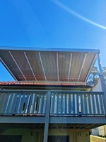 Pergola en aluminium de luxe avec éclairage LED, panneaux solaires, volets roulants motorisés, lames orientables, revêtement fluorocarboné imperméable