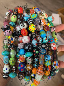 Perles en verre soufflé à la main assorties en boîte, motifs multicolores pour la fabrication de bijoux, projets d'artisanat et magasins de perles - Product Image 2