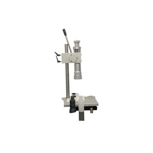 Machine manuelle de remplissage et de bouchage de flacons de parfum en verre avec outil de sertissage haute précision à moteur pour applications chimiques - Product Image 1