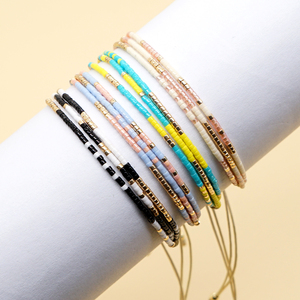 Bracelet Multicouche Triple Rang de Perles Miyuki, Bijou Minimaliste Délicat, Bracelet Tendance pour Femme, Accessoire - Product Image 1