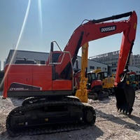 حفارة دوسان DX225LC 9C مستعملة متوفرة في المخزون بنظام هيدروليكي كاواساكي وساعات عمل منخفضة للبنية التحتية البلدية
