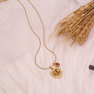 Collana con Ciondolo a Cuore in Acciaio Inossidabile Vintage, Elegante e Retrò, Gioiello di Lusso Leggero per Donne - Product Image 4