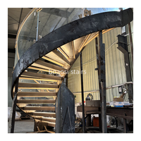 Escalier moderne à balustrade en verre courbé, structure en acier durable, marches en bois, écologique, couleurs personnalisables pour appartement intérieur
