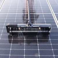 Brosse de nettoyage automatique pour panneaux photovoltaïques avec perche télescopique en alliage d'aluminium et moteur sans balais pour le lavage des panneaux solaires