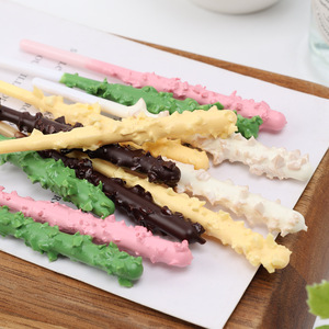 Bâtonnet de chocolat simulé fraise 9 cm, Bâtonnet de biscuit simulé, Bâtonnet de granulés de fausse collation pour vidéo courte, Accessoire de farce - Product Image 3