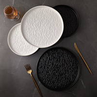 Assiette à dîner ronde en céramique noire et blanche de 8 et 10 pouces avec logo personnalisé ensemble de plats de luxe de style nordique pour hôtel restaurant