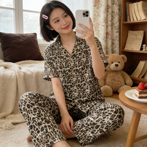 <span class=keywords><strong>Pigiama</strong></span> da Donna alla Moda con Stampa Leopardata: Top a Maniche Corte e Pantaloni Lunghi, Comodo e Pronto per l'Estate - Product Image 4