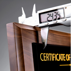 Cornice <span class=keywords><strong>in</strong></span> <span class=keywords><strong>Legno</strong></span> di Noce con Cristallo Nero Lucido di Lusso, Personalizzabile con Nome Inciso al Laser per Eventi Scolastici e Aziendali - Product Image 3