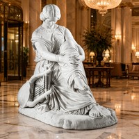 Élégante sculpture de luthier en marbre sur mesure – Sculpture assise en pierre naturelle de qualité supérieure avec base rocheuse, conçue pour les galeries et les propriétés.